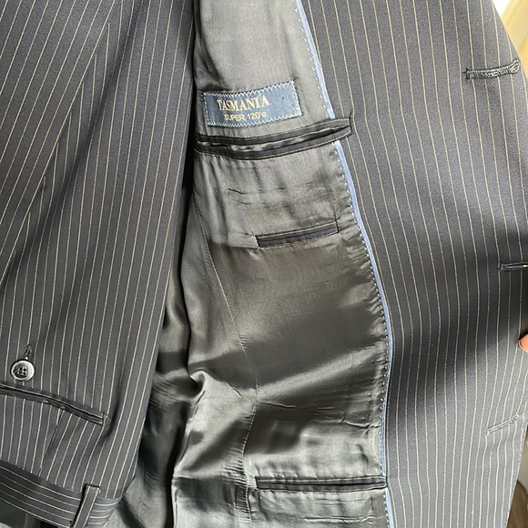 2 button Mens pinstripe Suit - Picture 4 of 6